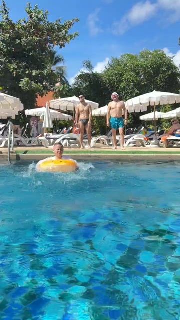 Когда сын уже совсем взрослый.  "Побежали, пацаны!" смотреть онлайн