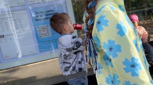 Пьяные негры устроили туалет у остановки Полеонтоллгический институт Москва