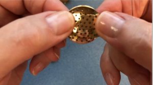 Брошь и серьги вышитые на металлической основе.