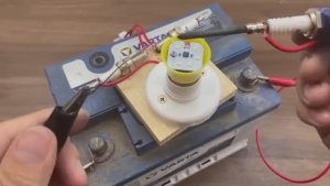 Интернет не нужен! Просто вставьте свечу зажигания в светодиодную лампочку и наслаждайтесь