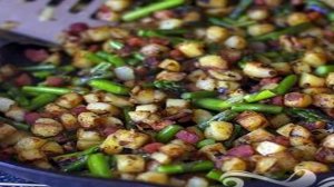 Жареный бекон с картофелем и спаржей