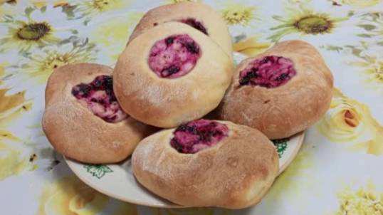 ватрушкиВатрушки с творогом со смородиной. Вкусно к чаю