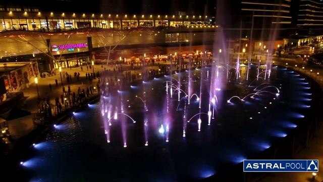 Цветомузыкальный фонтан с огненными насадками напротив торгового центра VADI в Стамбуле Турция