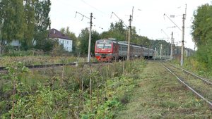 Электропоезд ЭД9Э-0026 сообщением Мыза - Моховые Горы отправляется со станции Ройка