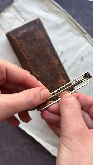 Как вы думаете сколько лет этой пряжке?