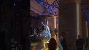 Девушка на шаре - Александра Литвинова, 
цирковое шоу Натальи Казанцевой.