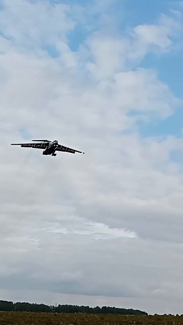 Ил-76 на посадке. Споттинг выходного дня в кольцово на квадриках) #шортс #il76 #кольцово #споттинг