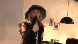 Песня на фр. языке "Падам" в исполнении Марии Жуковой в кафе, 2013 год