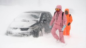 Якутск завалило снегом. Дороги парализованы, жители лепят снеговиков, массовые ДТП