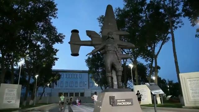 Цветодинамический пешеходный фонтан рядом с мемориалом Марины Расковой