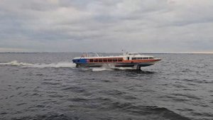 А эта “ Комета” идет в Петергоф.