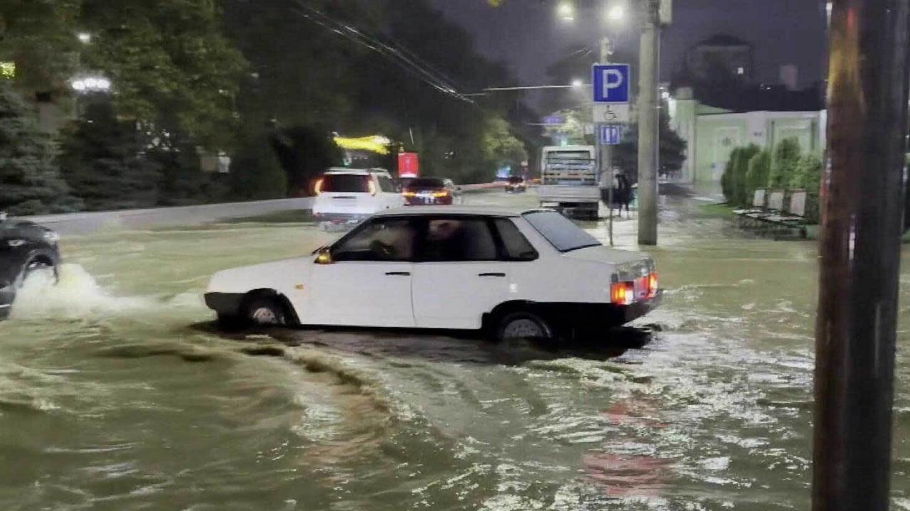 После сильного ливня улицы Махачкалы оказались затоплены