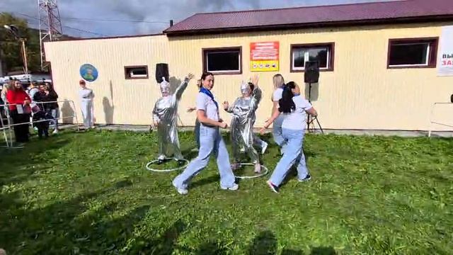 Танец педагогов на ежегодной спортивной эстафете