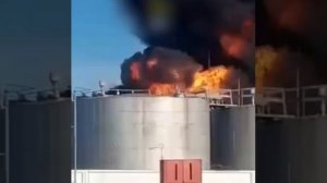 Мощнейший пожар начался на украинской нефтебазе.