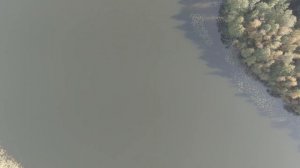 Красивая съемка с квадрокоптера. Полет квадрокоптера над озером.