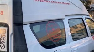 "Вылетел из машины": вдова обвиняет службу для перевозки больных в смерти мужа