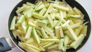 Жареный картофель с кабачком и яйцами