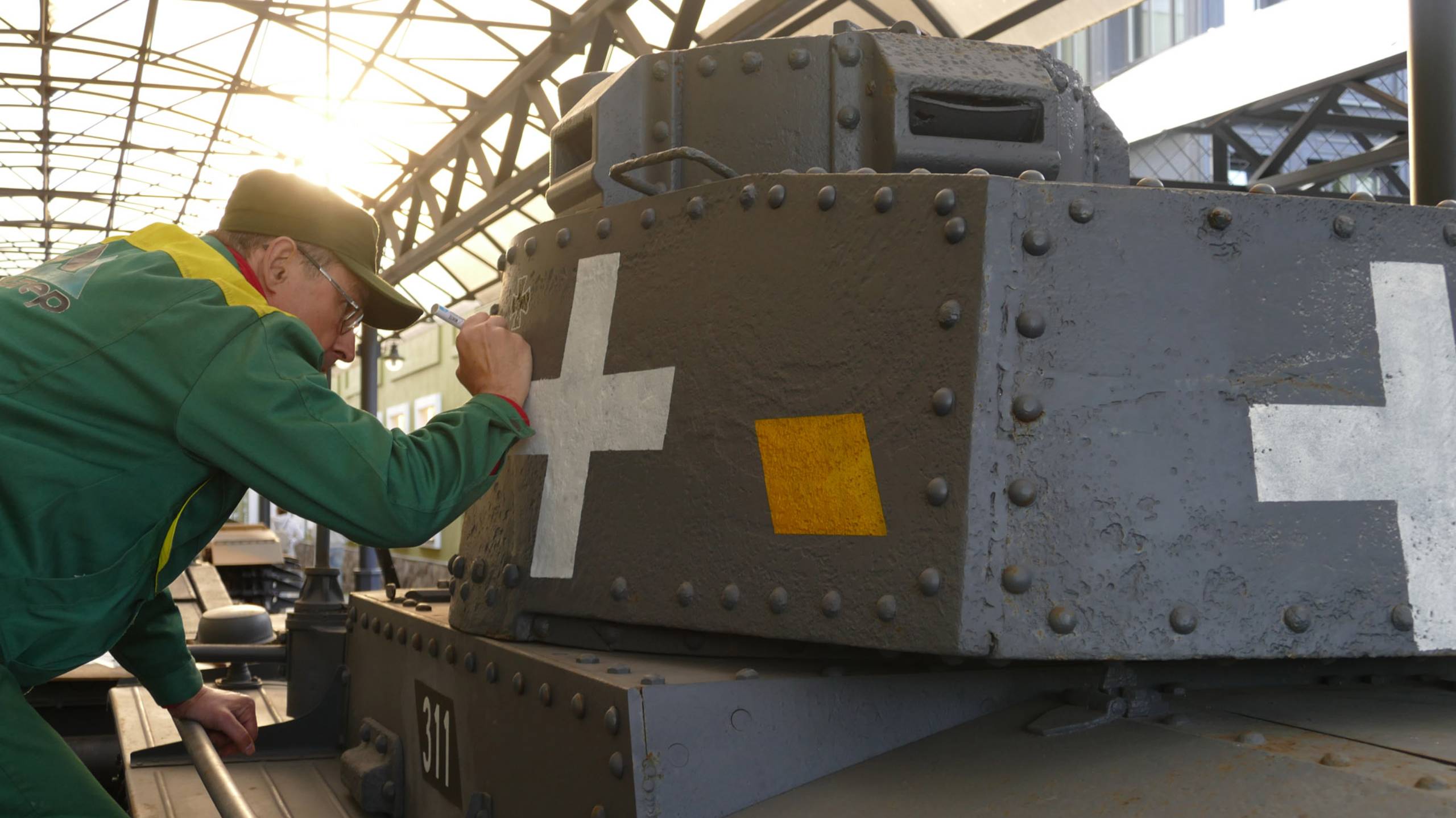 Работы по нанесению маркировок на танк Pz.Kpfw.38(t) Ausf.A, Музей Техники Вадима Задорожного смотреть онлайн