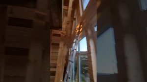 1000035111.mp4 (Собака смотрит на устройство части и/бруса над окнами в доме А-фрейм)