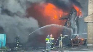 Пожар охватил склад с хозтоварами в Приморье на площади 1,2 тыс. "квадратов"