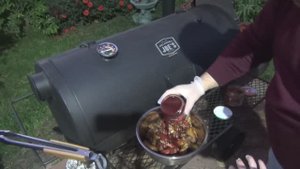 КУРИНЫЕ КРЫЛЫШКИ BBQ ПОД ЕЖЕВИЧНЫМ БАРБЕКЮ СОУСОМ В СМОКЕРЕ OKLAHOMA JOE!)