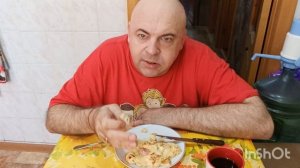 Мукбанг. Омлет с ветчиной и сыром, кофе и хлеб. Поход в театр и пару слов о футболе.