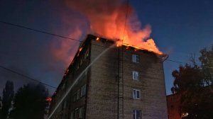 Пожар на 800 "квадратах" охватил кровлю дома в Липецкой области