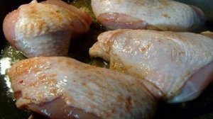 Куриные бедра, тушеные в сметане