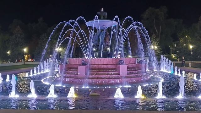 Красивый светящийся фонтан «Атланты» смотреть онлайн