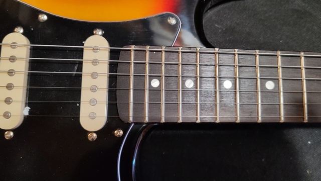 Обзор сборки китайской реплики Fender Starcaster санберст с черным пикгардом смотреть онлайн