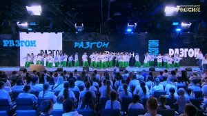Музыкальный номер «Мы все берем свой РАЗГОН» исполняет хор проекта «Разгон»