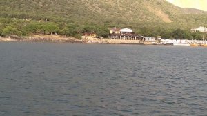 Кружатся дельфины на Чёрном море, красивый вид на гору в Большом Утрише