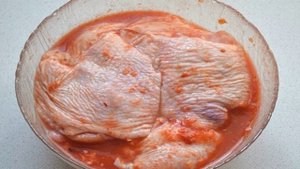 Куриные бедрышки в томатном соусе