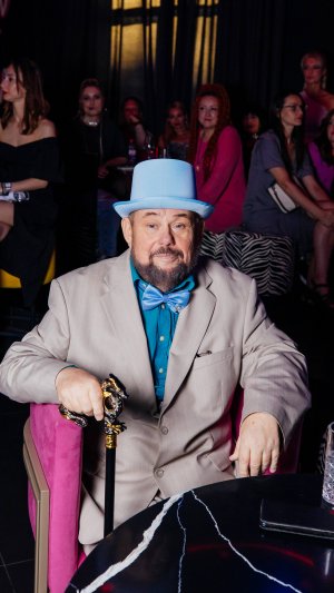 Люблю тебя без громких обещаний,без лживых слов