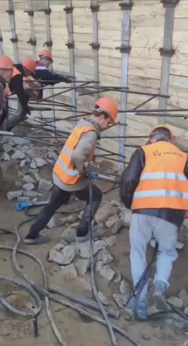 Забивка нагельных стержней при укреплении котлованов смотреть онлайн