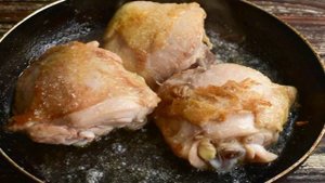 Куриные бедра в соусе из кабачков