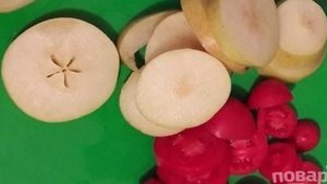 Карась с грушами и лимонным соком