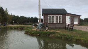 поимка форели у юного рыбака