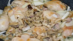 Куриные голени в луково-грибном соусе