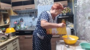 Лёгкий супчик на обед и ставлю тесто .