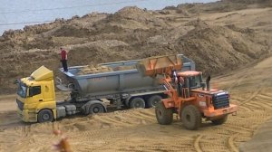 Погрузчики Doosan Mega 300V и Hyundai HL770-7A грузят самосвалы