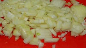 Куриные бедра с луком и базиликом в сливках