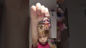 р