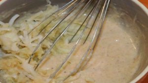 Кекс с яблоками в кружке в микроволновке