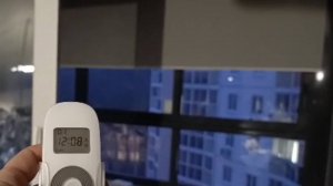 Серые рулонные шторы LVT BLACK-OUT с электроприводом современное и стильное решение для балкона.