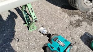 Аккумуляторный ударный драйвер Heimerdinger.  Крутит домкрат для опускания автомобиля.