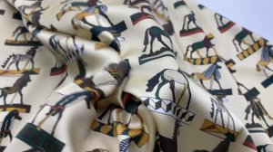 Шёлк бежевого цвета с принтом фигурки лошадей 46780