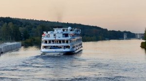 теплоход выходит из шлюза