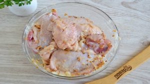 Куриные бедра в духовке в рукаве