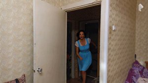 Женщина входит и радуется прямо в камеру